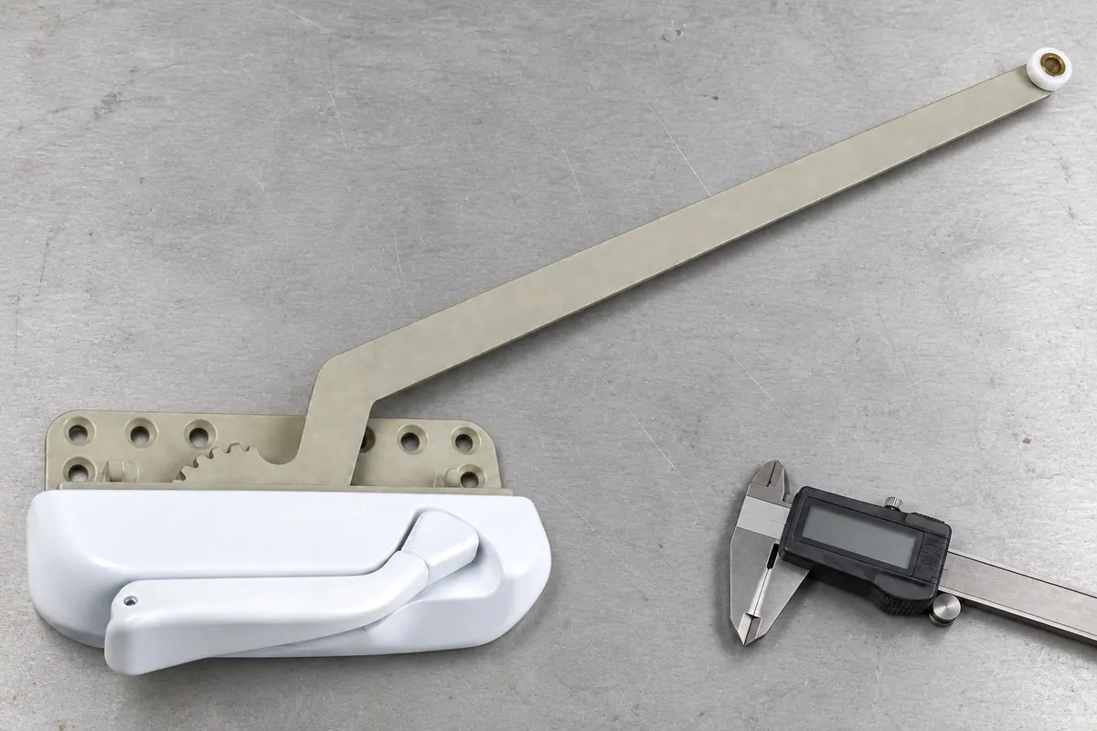Single-arm window operator on an inspection workbench